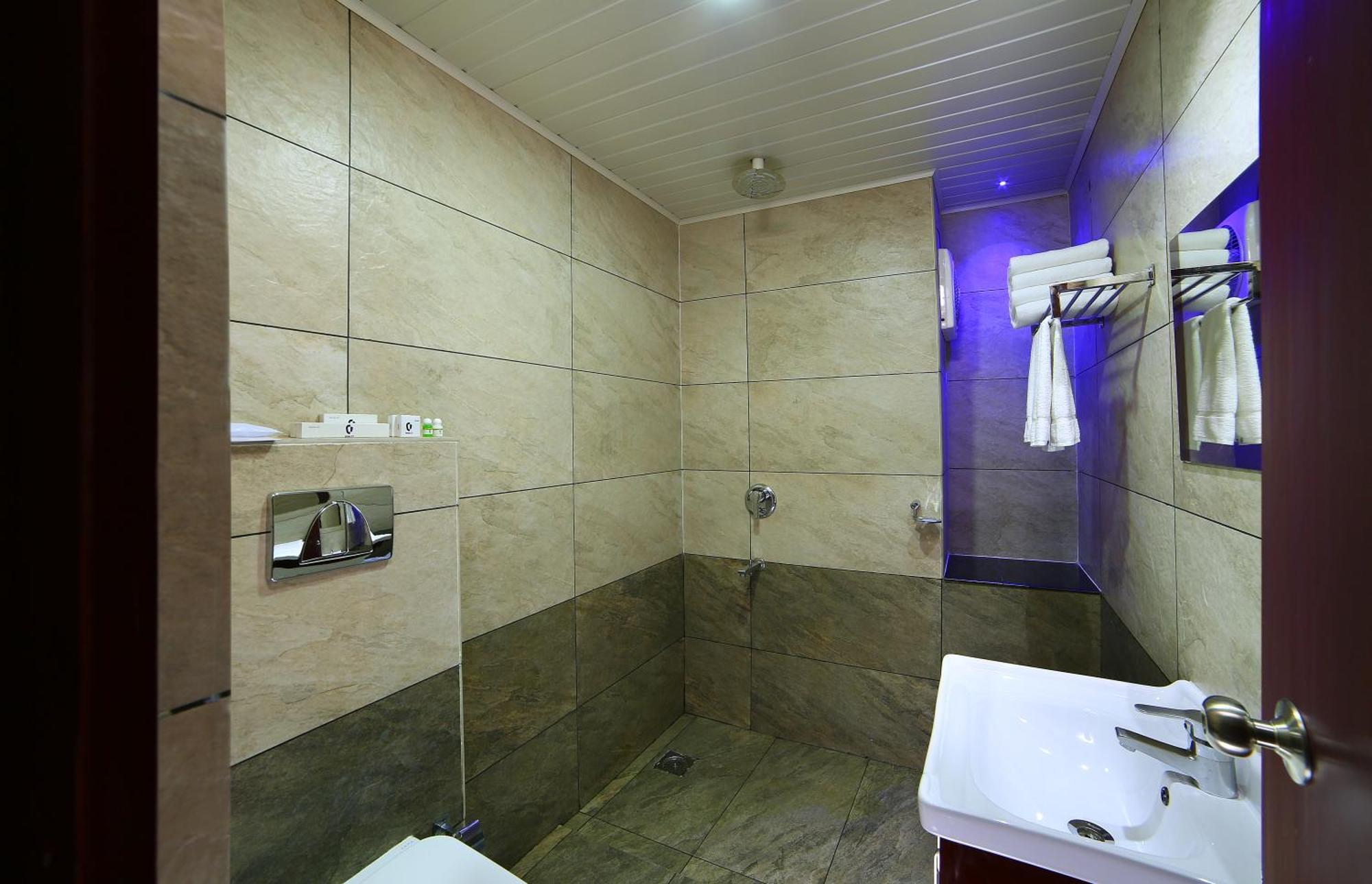 Hotel C7 Мунар Екстериор снимка